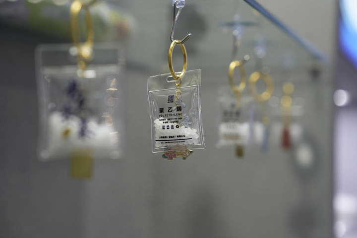 煤化工企业生产的聚乙烯展示品。杨哲 摄