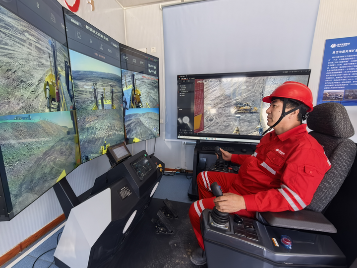 国能准能集团职工远程操控无人驾驶推土机进行排土作业。崔龙 摄