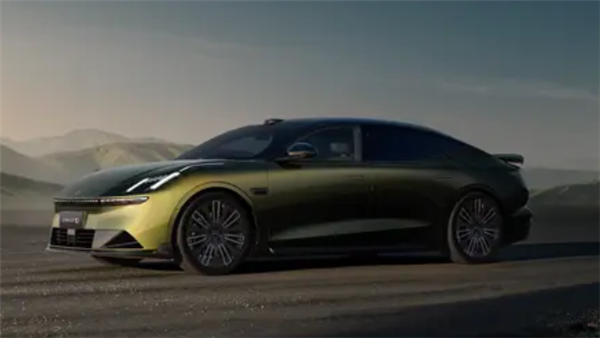 中型插头 - 混合动力轿车！ Lynk＆Co 10 EM