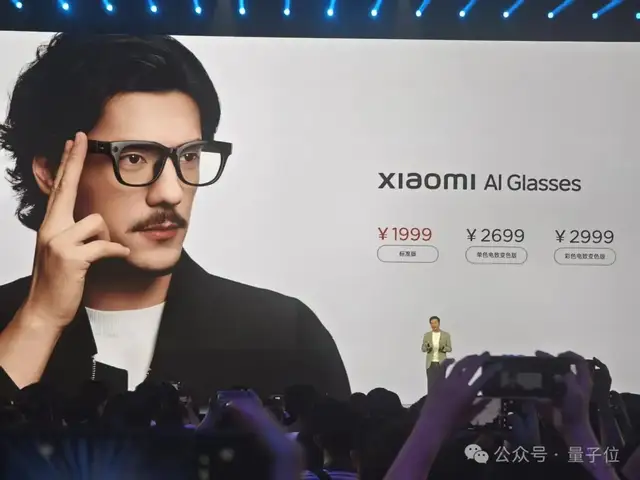 直接对标的竞品Ray-Ban Meta AI眼镜，定价则是299美元（约合人民币2146元）起。