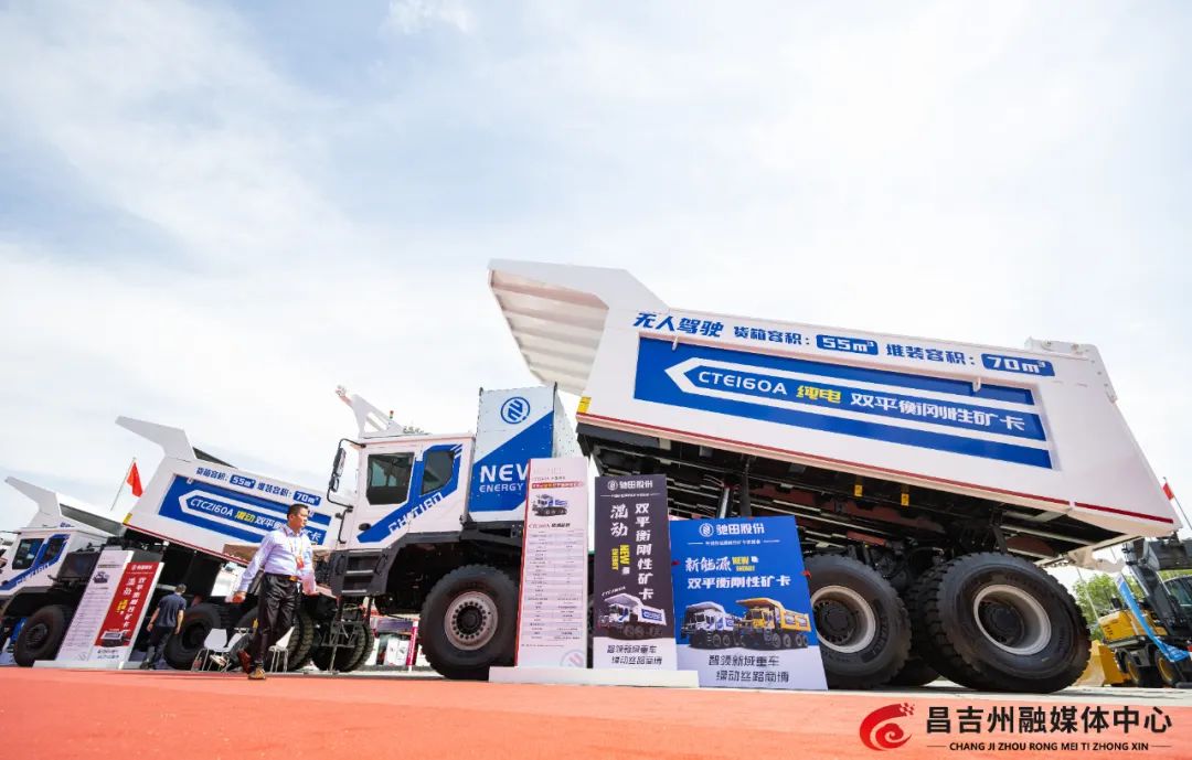6月26日上午，在2025（中国）亚欧商品贸易博览会室外展区，驰田汽车股份有限公司展位上展出的无人驾驶矿卡。