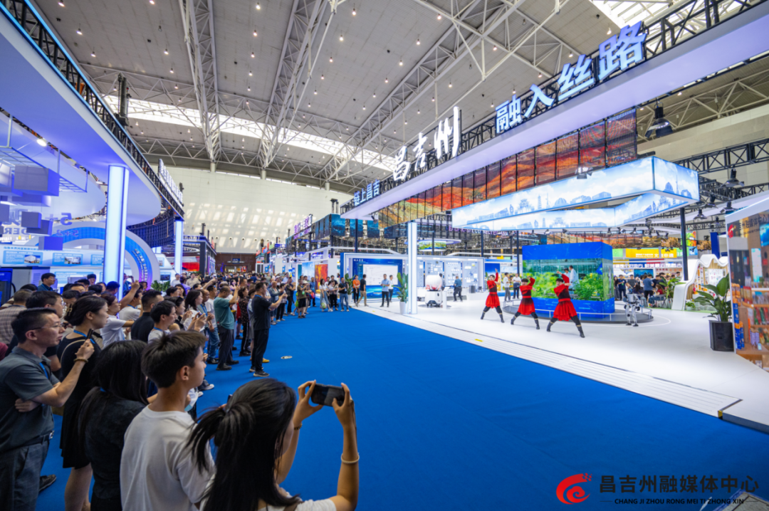 6月27日，2025（中国）亚欧商品贸易博览会昌吉州展位，参展客商及观展群众在观看表演。