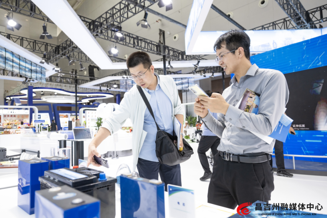 6月27日，2025（中国）亚欧商品贸易博览会昌吉州展位上，参展客商在了解产品。