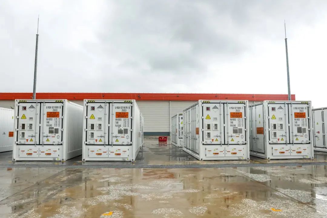 △瑞庆时代锂离子电池集装箱产品。王振宇 摄