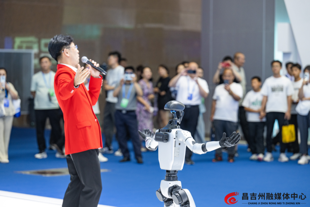6月26日上午，在2025（中国）亚欧商品贸易博览会昌吉州展位上，演员和机器人共同演出。