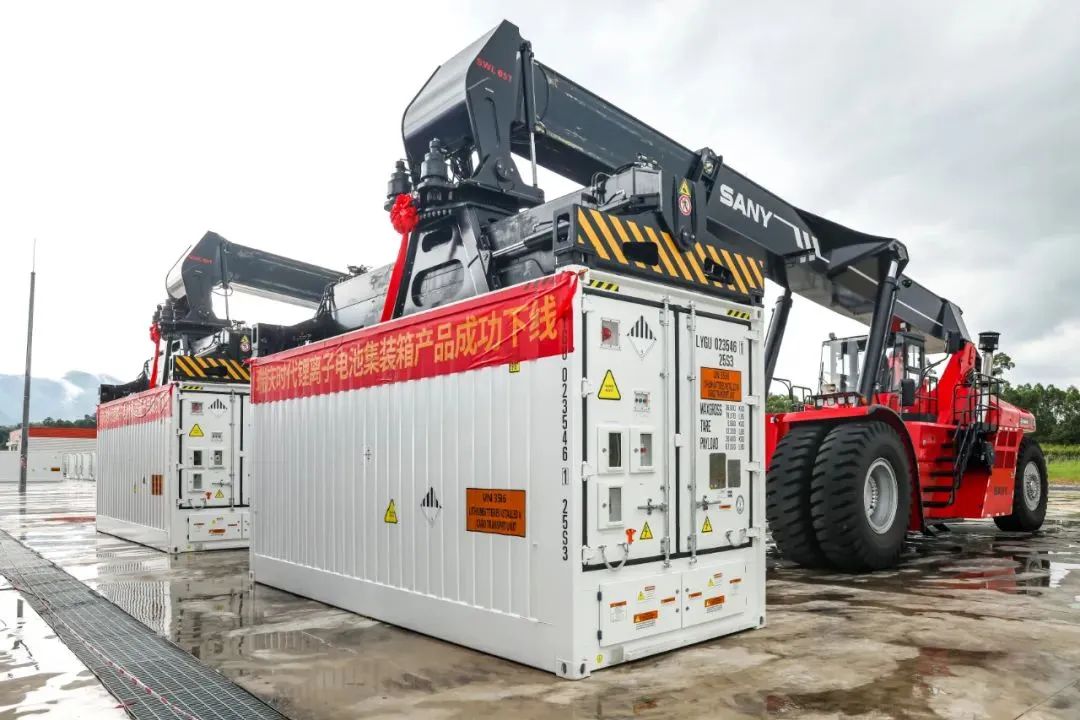 △瑞庆时代锂离子电池集装箱产品下线。王振宇 摄