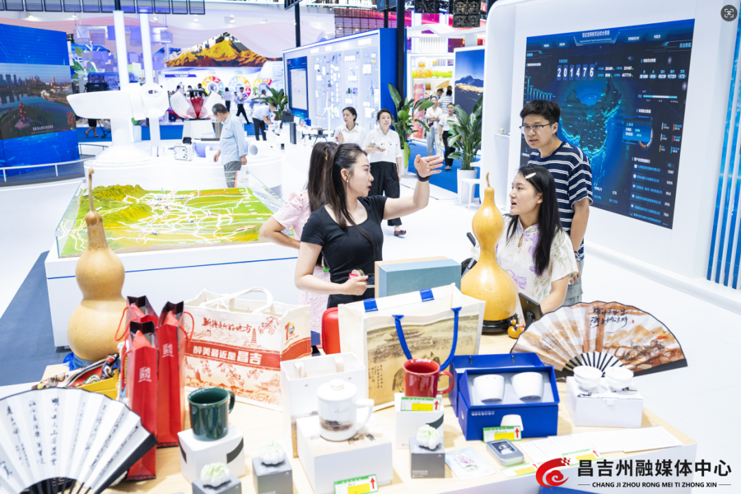 6月26日上午，在2025（中国）亚欧商品贸易博览会昌吉州展位上，参展客商及观展群众在了解产品。