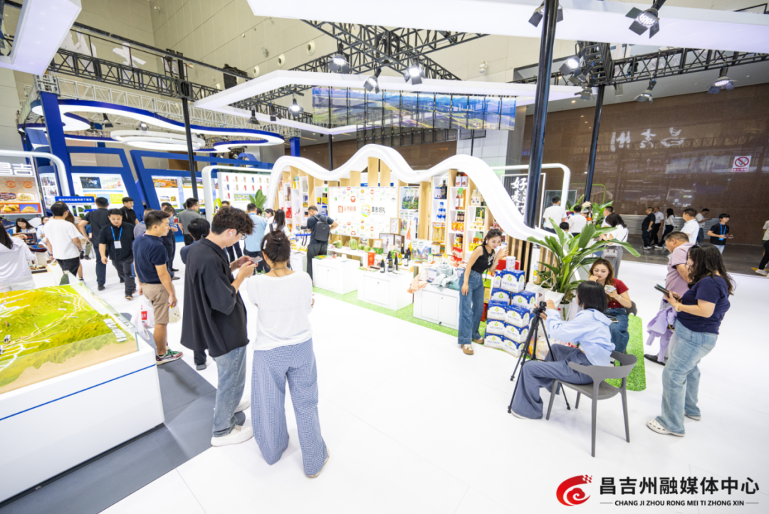 6月26日上午，在2025（中国）亚欧商品贸易博览会昌吉州展位上，参展客商及观展群众在了解产品。