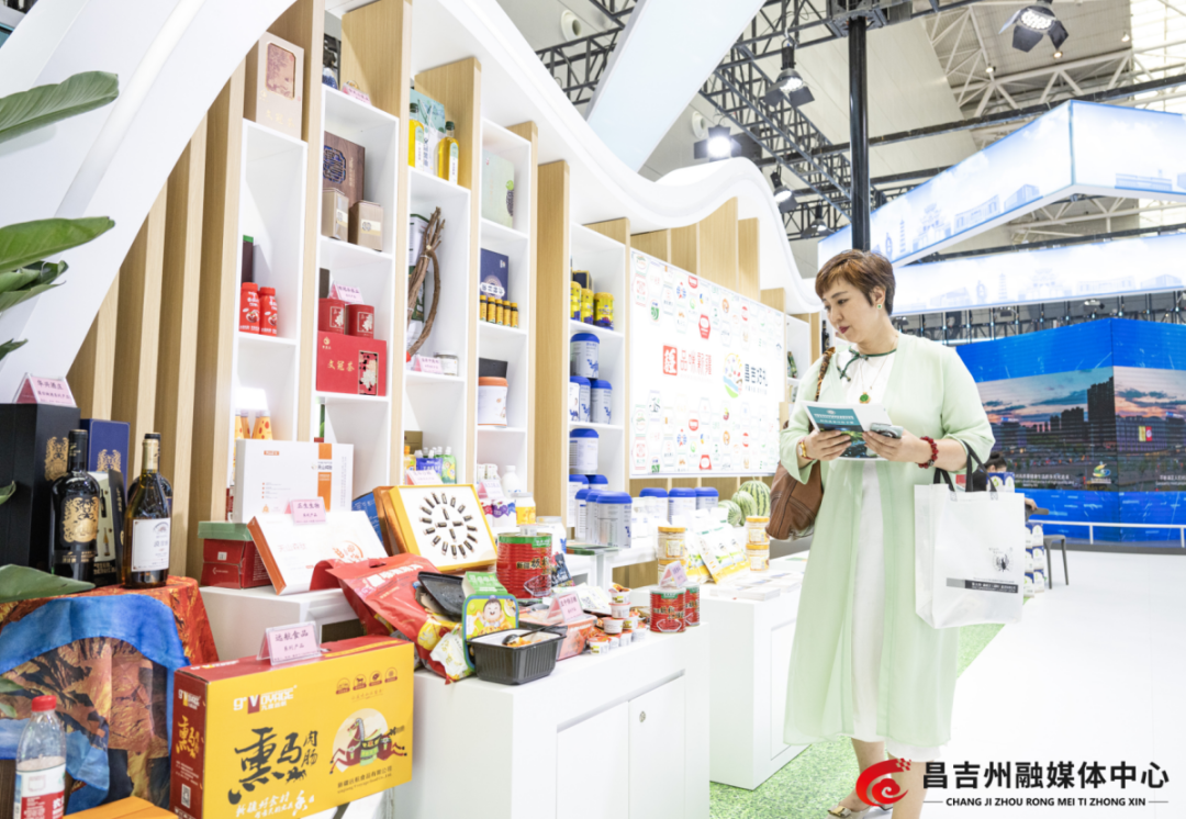 6月27日，2025（中国）亚欧商品贸易博览会昌吉州展位上，观展群众在了解产品。