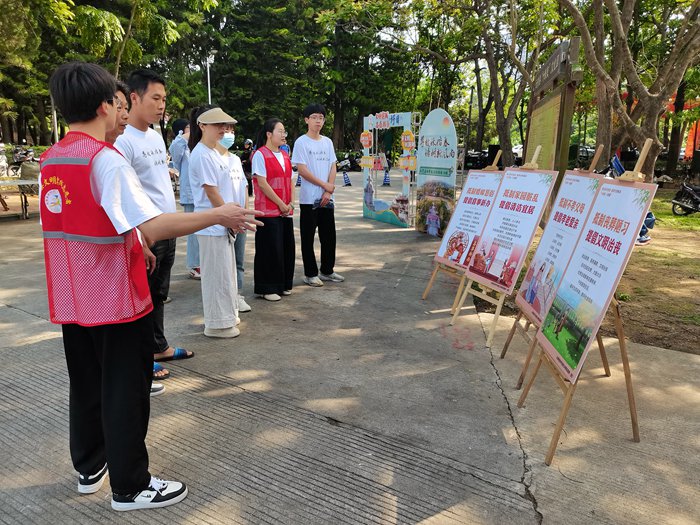 志愿者讲解“十提倡、十抵制”
