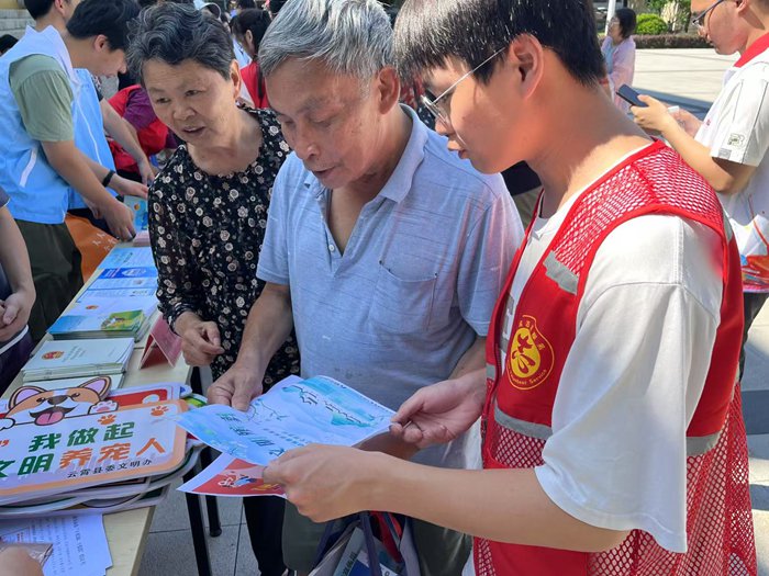 志愿者向群众讲解文明殡葬