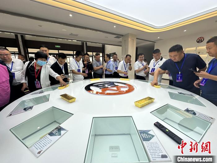 　　图为甘肃如佰金属科技有限公司产品展示。杜萍 摄