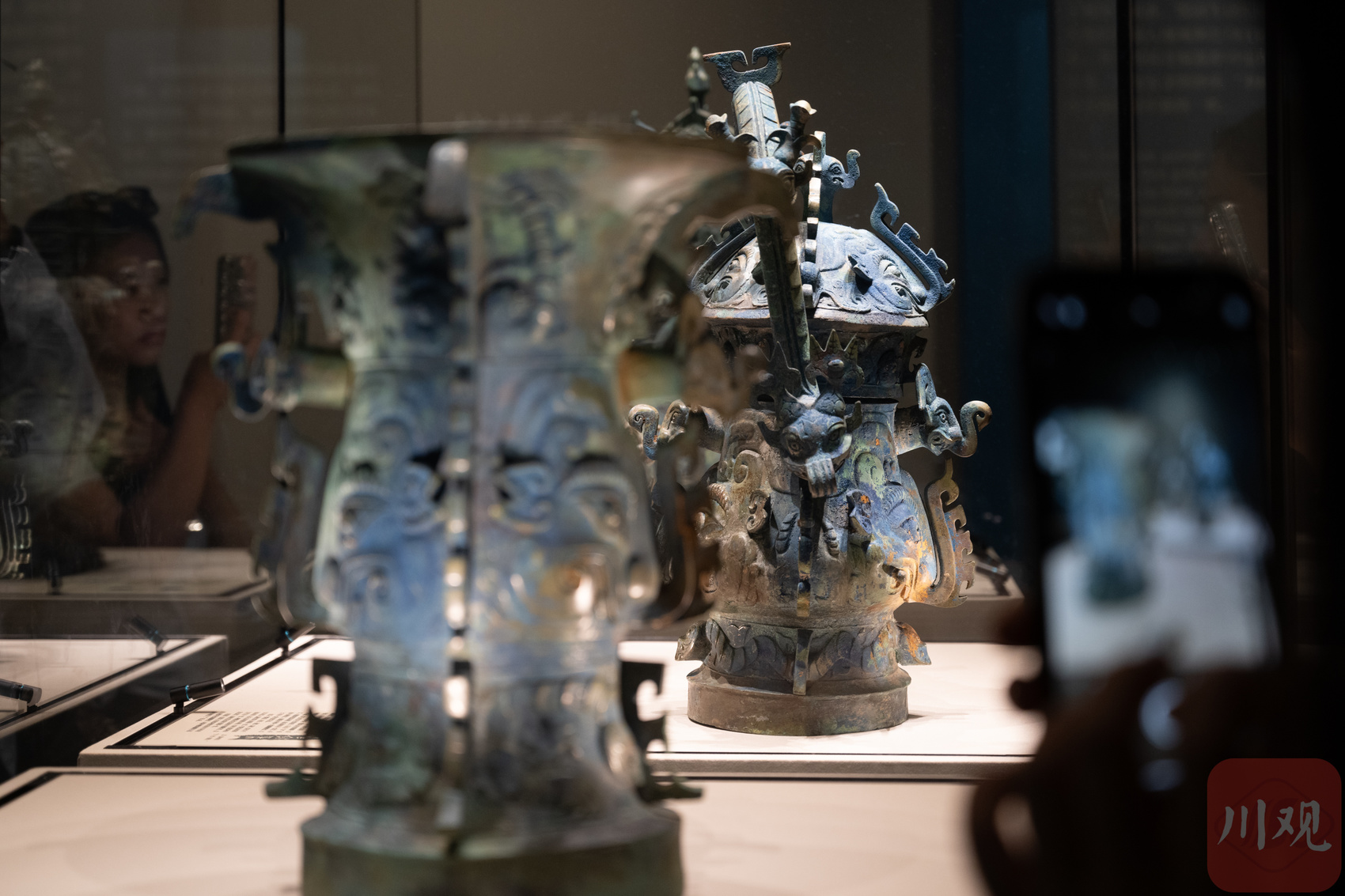 6月27日，观众在成都博物馆参观神面纹卣。