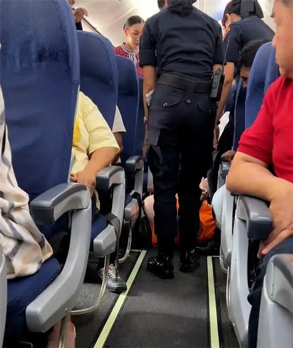 泰国狮子空气超级胖子为他的狭窄座位造成了丑