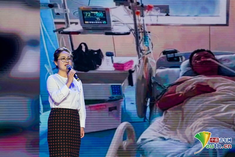 　　商丘广播电视台融媒记者汪娜讲述采访张伟时的细节。中国青年网记者 李华锡 摄