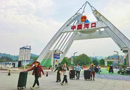 越南民众到河口县采购商品。 记者 段晓瑞 摄