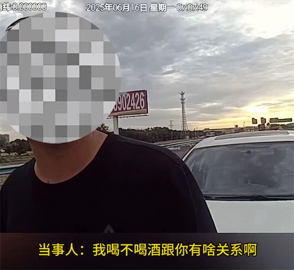 他们调查了醉酒并在路上睡觉。驾驶员驳斥了公