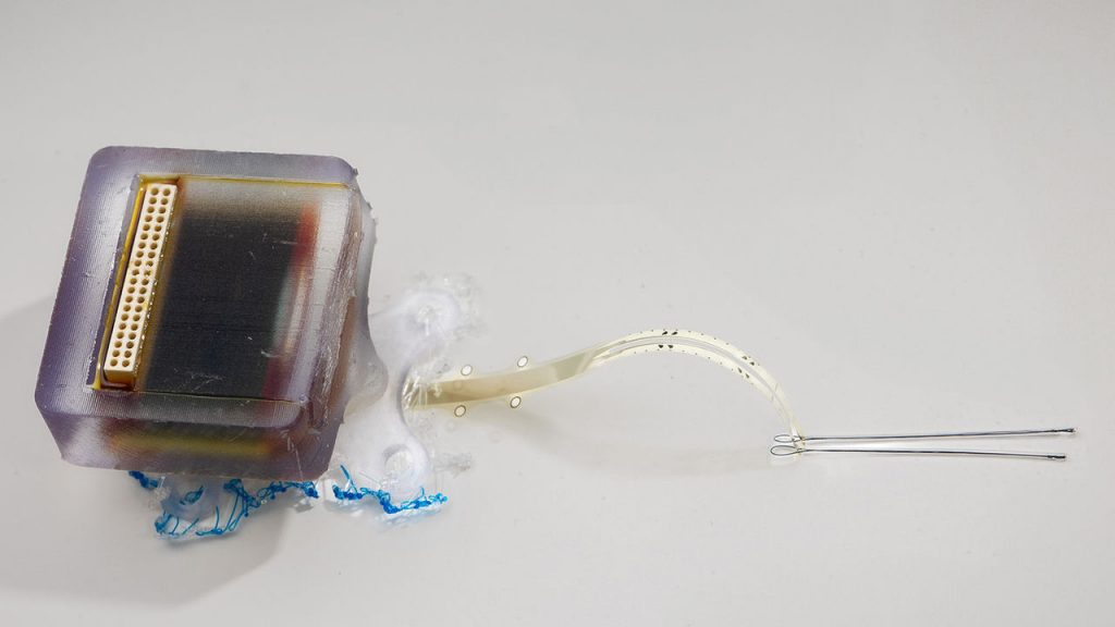 在治疗脊髓损伤方面的新进步，科学家使用超薄