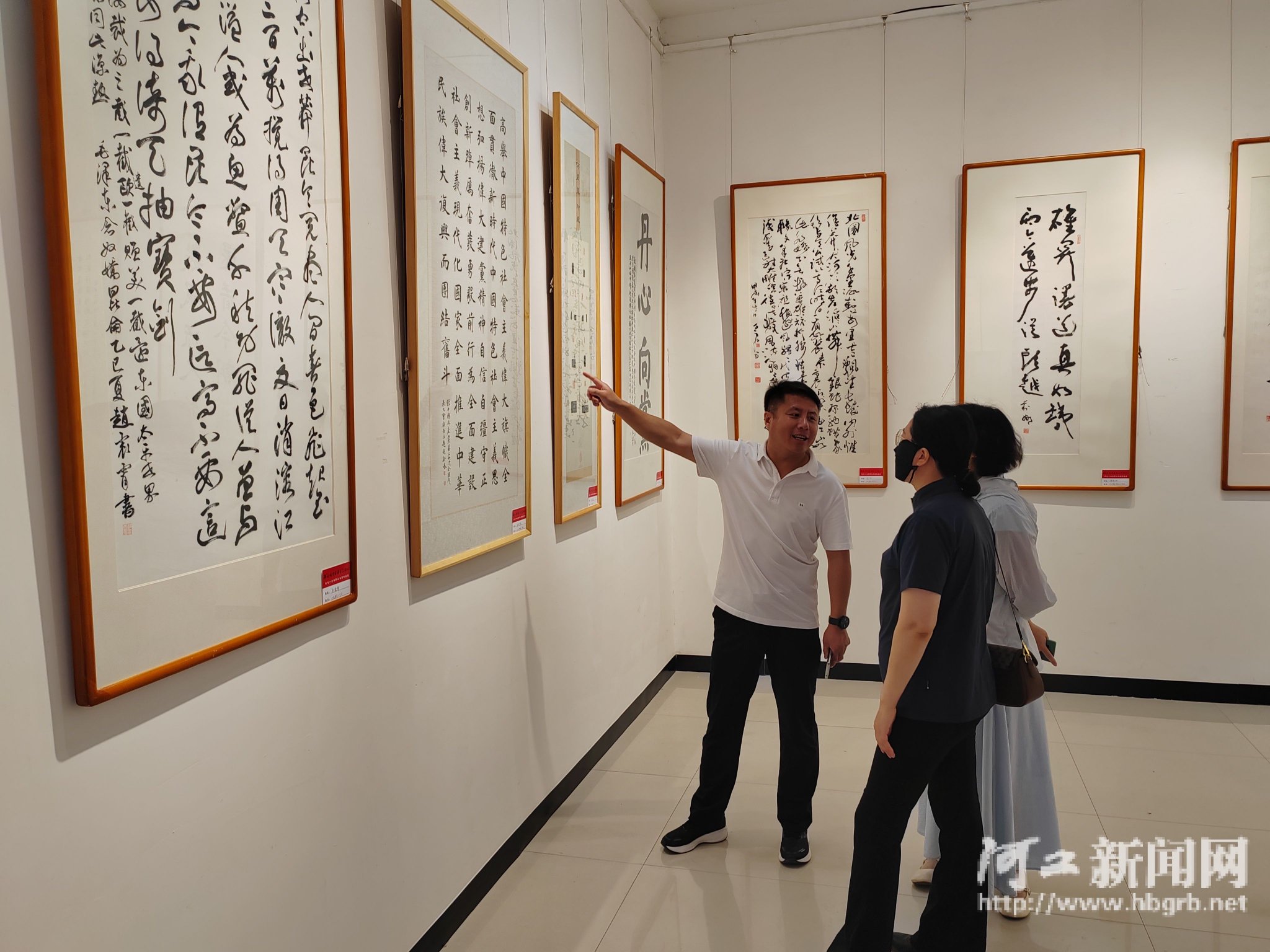 职工参观书画展