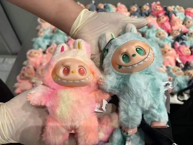 首都机场海关查获侵犯POP MART商标权的玩偶。北京海关供图