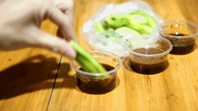 虾酱蘸芒果。图源于三亚市旅游发展局