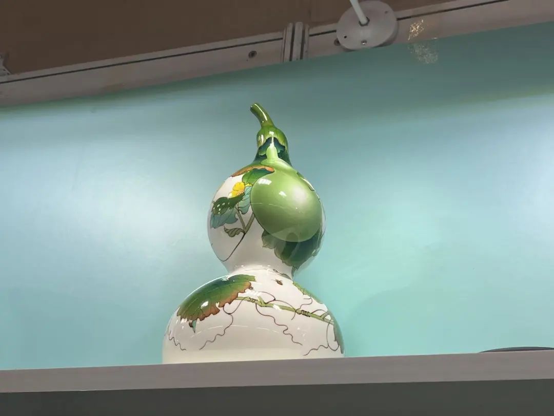 唐山精恒骨质瓷与艺术家合作推出的葫芦瓷瓶  本报记者 熊彦莎/摄