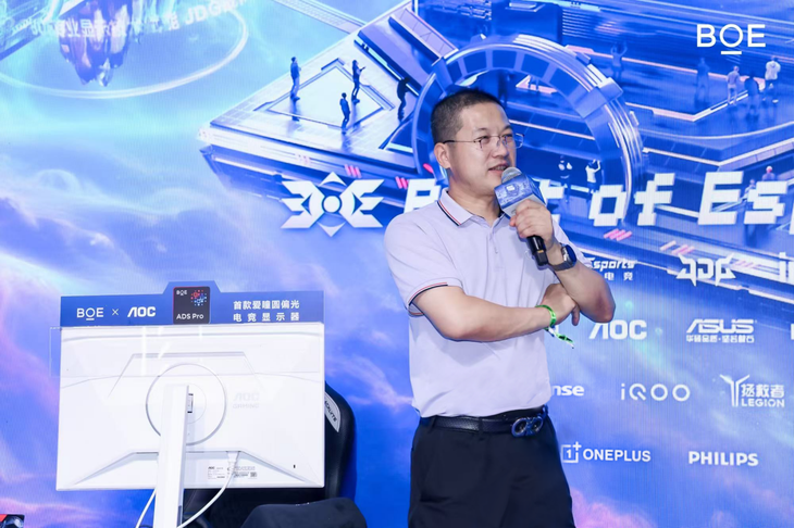 阎立东先生作为嘉宾上台抽奖