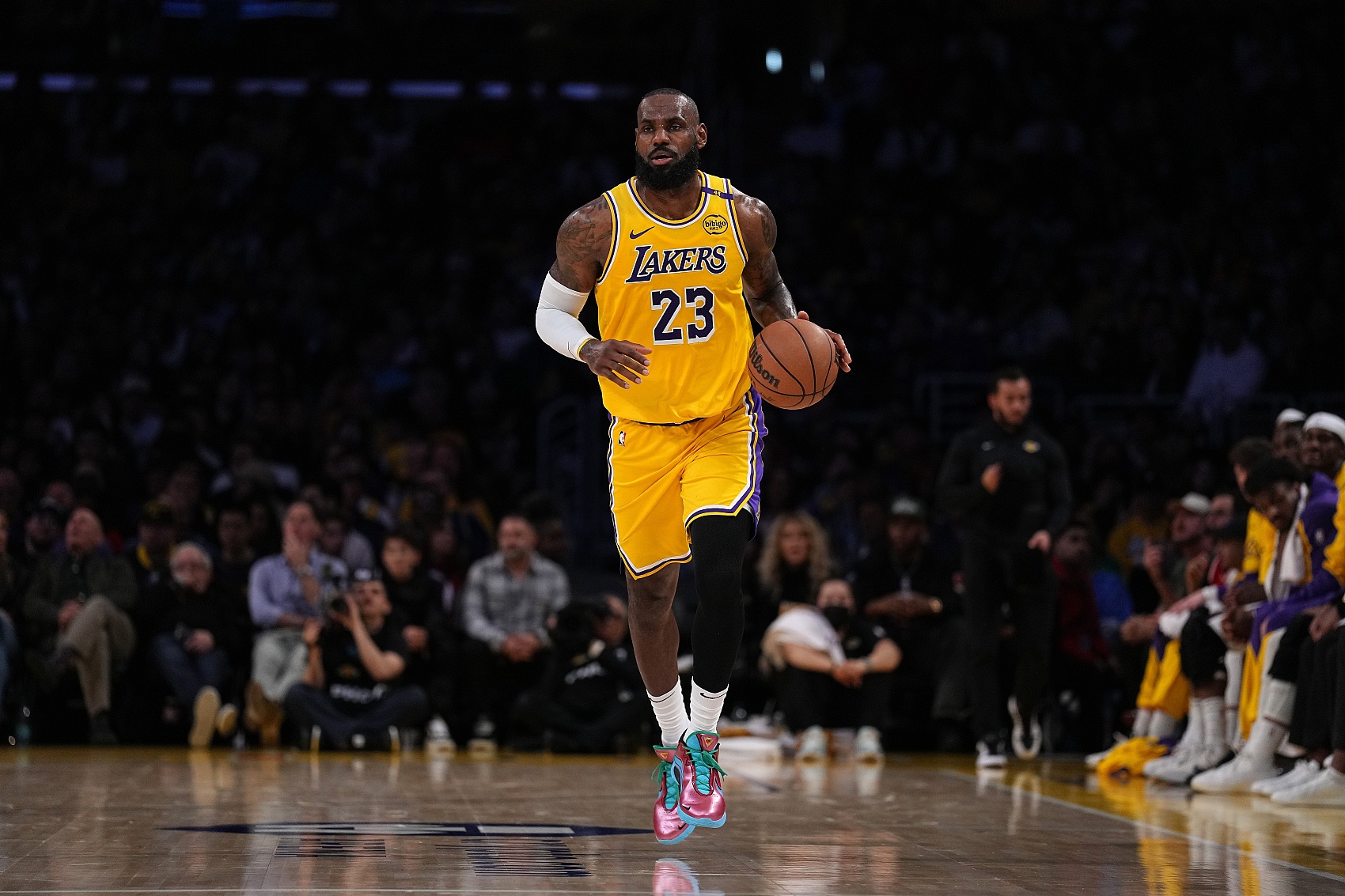 ????詹姆斯连续八年效力于湖人 个人NBA职业生涯最长