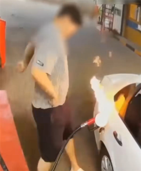 当燃料得到补充时，该名男子停在燃油箱旁边，