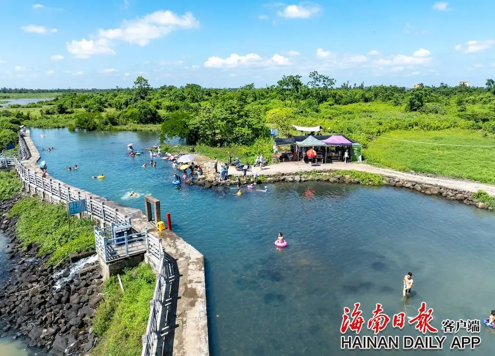 6月8日，不少游客走进海口市龙华区新坡镇八仙泉，在清凉的水中游泳消暑。海南日报全媒体记者 李天平 摄
