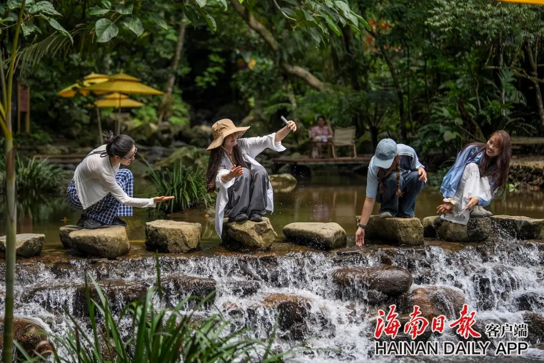 6月24日，在琼中黎族苗族自治县的海南百花岭热带雨林文化旅游区，游客感受溪水的清凉。海南日报全媒体记者 李天平 摄