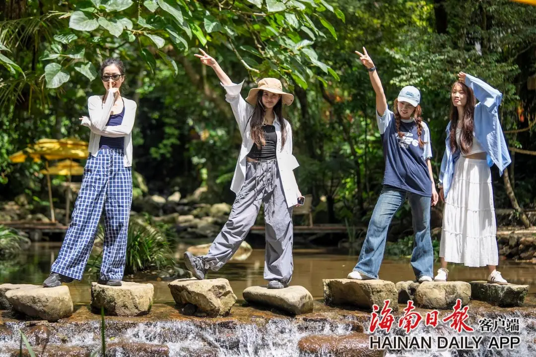 6月24日，游客走进琼中黎族苗族自治县的海南百花岭热带雨林文化旅游区游玩。海南日报全媒体记者 李天平 摄