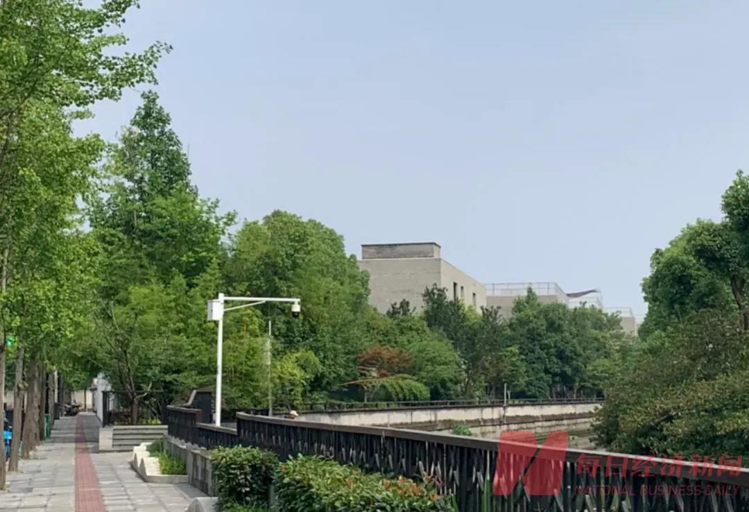 更令东谈主费解的是,它仍是建了17年。