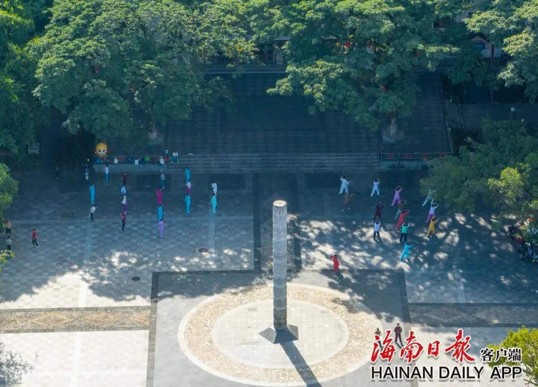 6月19日，在五指山市通什镇三月三广场的绿荫下，市民正在晨练。海南日报全媒体记者 李天平 摄