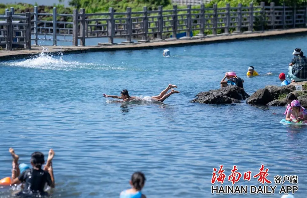 6月8日，小朋友在海口市龙华区新坡镇八仙泉嬉水。海南日报全媒体记者 李天平 摄