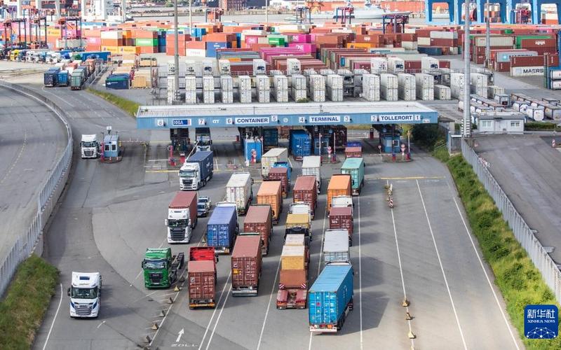 ▲5月28日，货车排队进入德国汉堡港口与物流股份公司旗下的汉堡港CTT集装箱码头。图/新华社