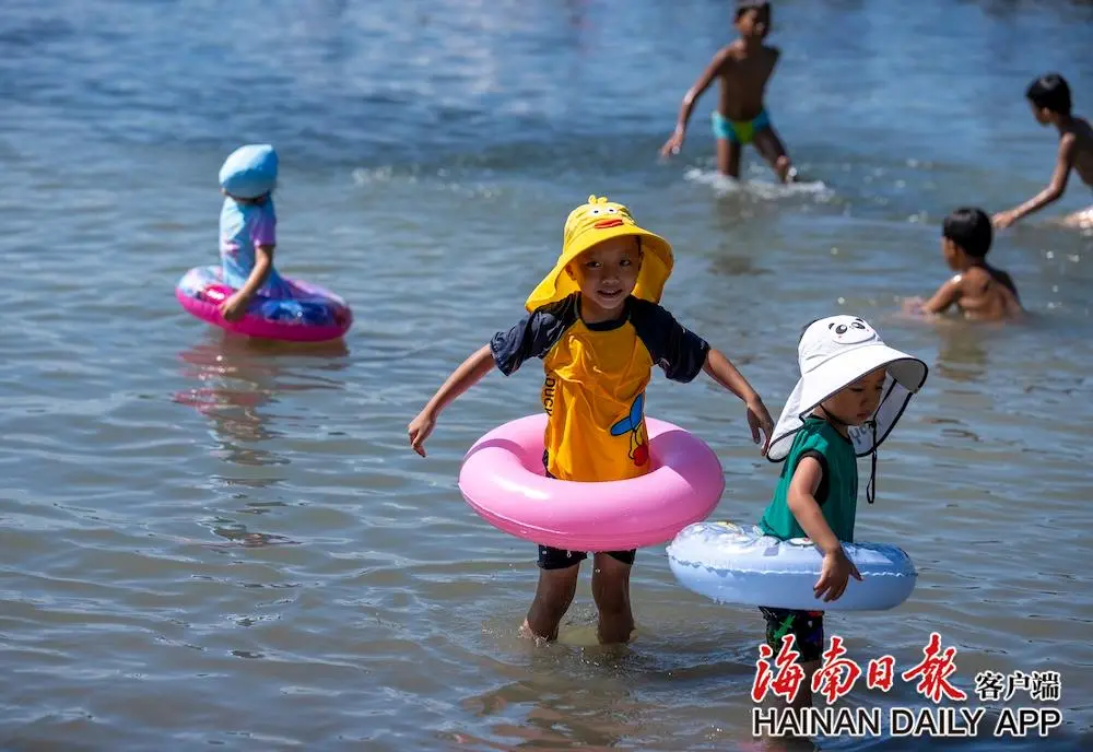 6月8日，小朋友在海口市龙华区新坡镇八仙泉嬉水。海南日报全媒体记者 李天平 摄