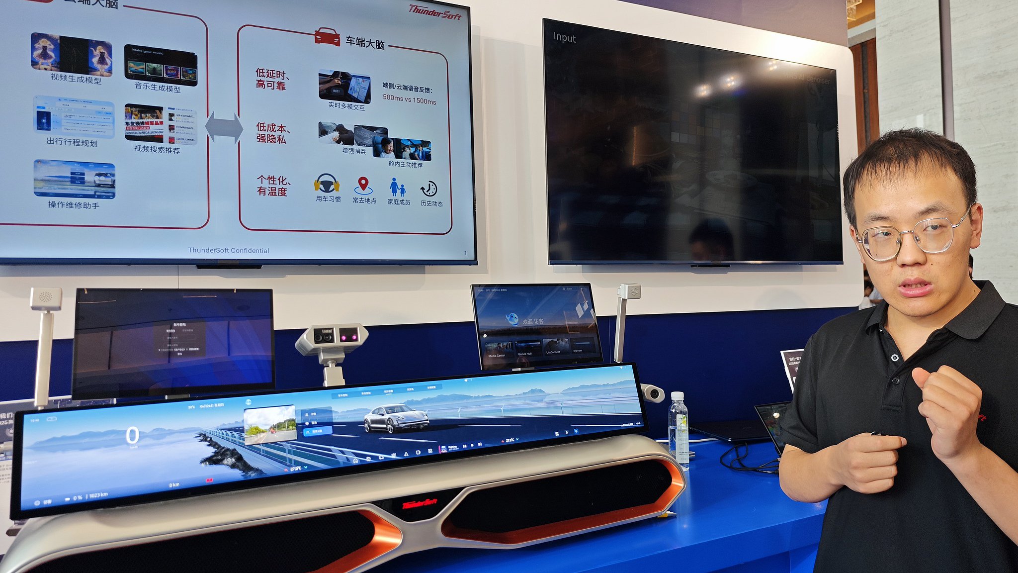 中科创达展示的端侧AI解决方案，可以让14B模型在骁龙8797上运行 | 图片来源：视觉中国