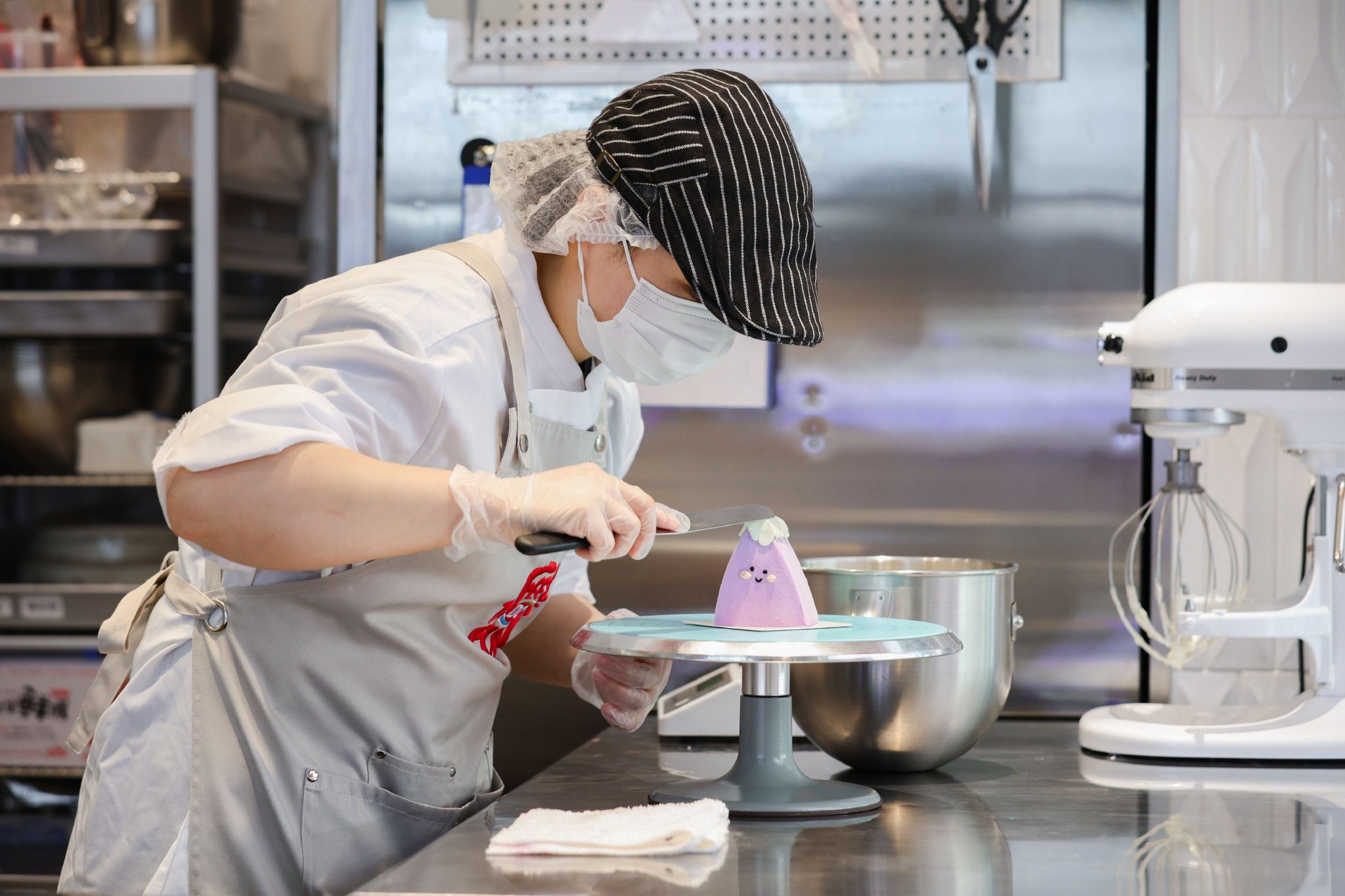 图为:蛋糕师现场制作dq冰淇淋定制蛋糕