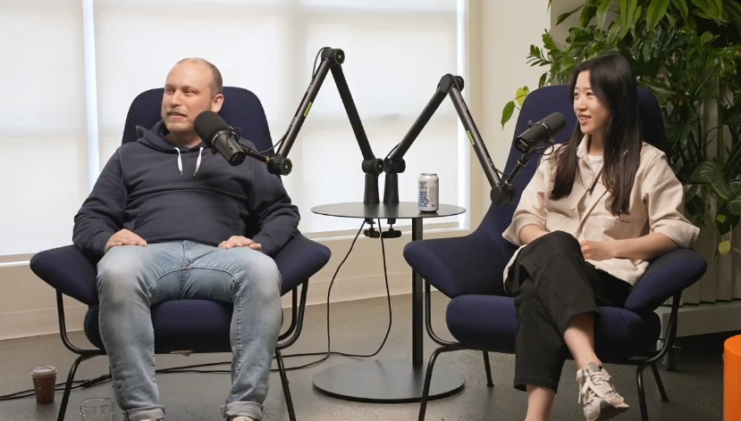 光标从他附近的朋友中捕捉了两个中心角色，并