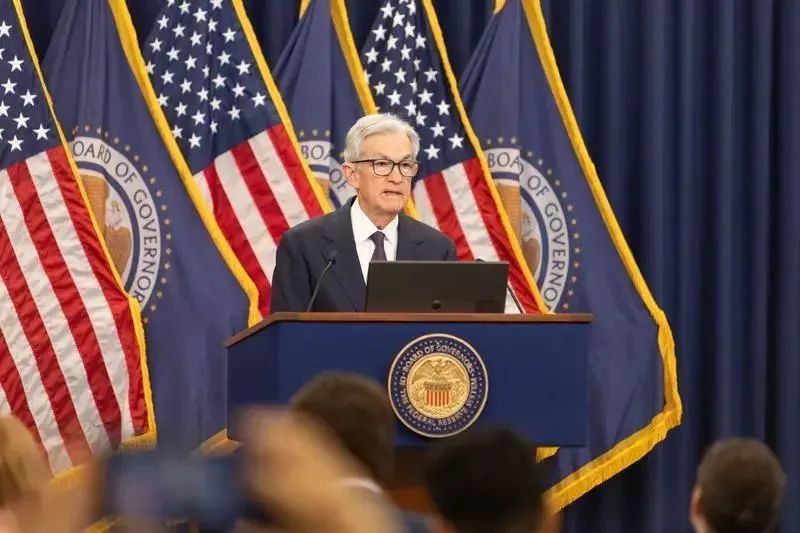 6月18日，美国联邦储备委员会主席鲍威尔在华盛顿出席记者会。新华社