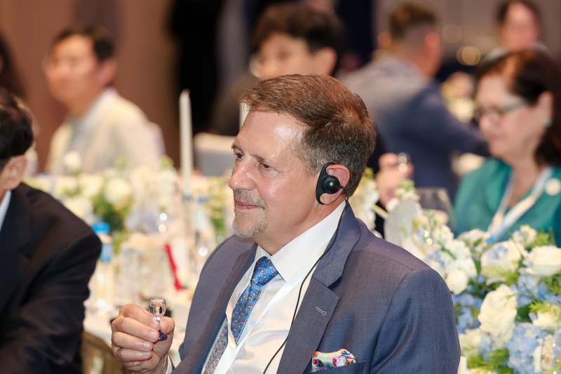 活动现场，嘉宾品尝五粮液。企业供图