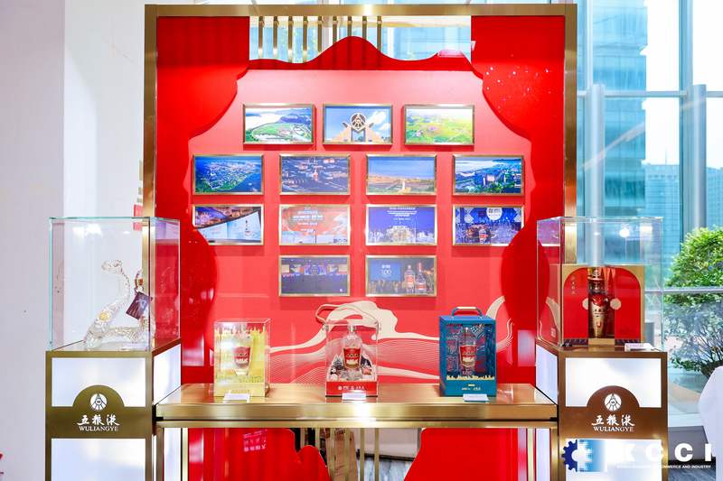 历年APEC峰会五粮液联名款纪念礼盒亮相此次推介会。企业供图