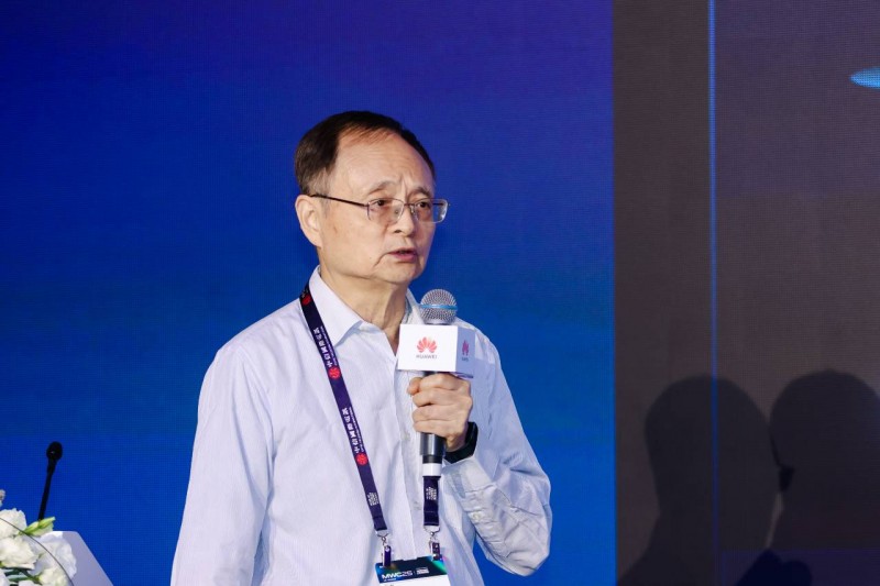 中国电信首席科学家毕奇发表主题演讲