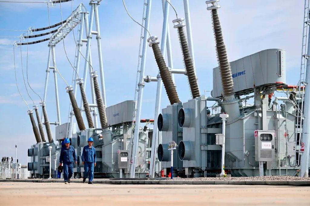 图为宁夏宁国运灵武100万千瓦光伏复合项目。新华社记者 王鹏 摄