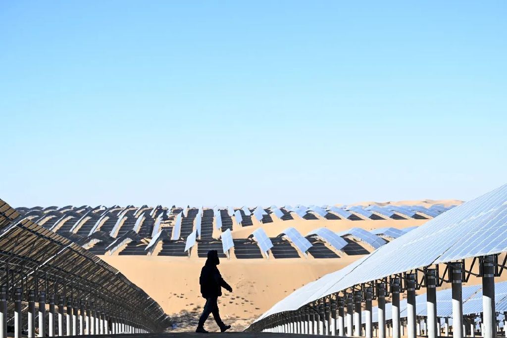 图为内蒙古鄂尔多斯光伏先导工程二期项目。新华社记者 贝赫 摄