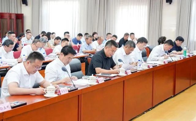 农业农村部党组成员、副部长张治礼，国家首席兽医师（官）陶怀颖，总畜牧师王乐君出席会议