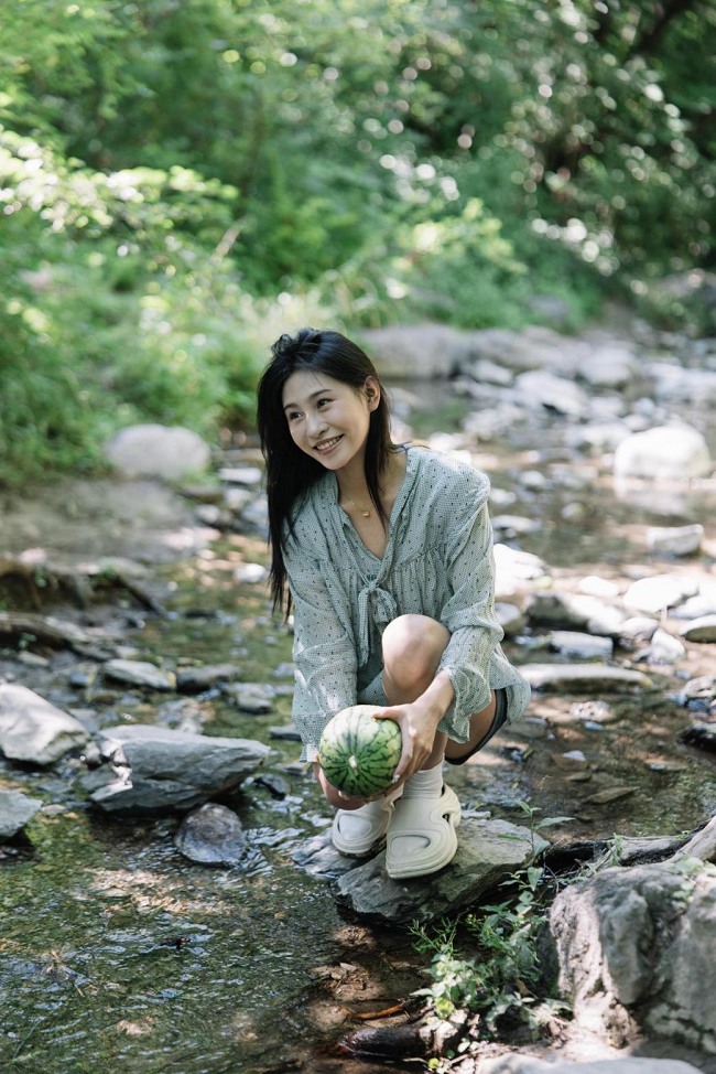 佳能EOS R100拍摄，1/100s、F1.8、ISO100、-0.3EV