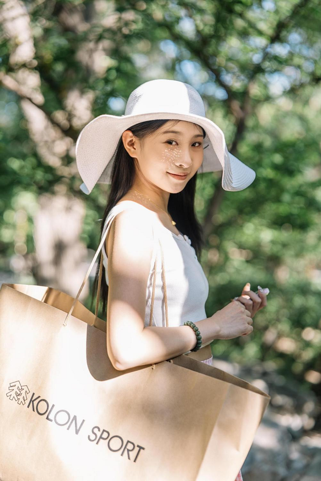 佳能EOS R100拍摄，1/400s、F1.8、ISO100、-0.3EV