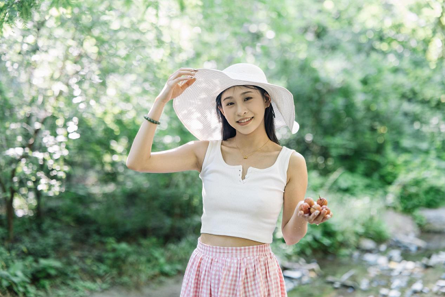 佳能EOS R100拍摄，1/250s、F1.8、ISO100、0.3EV